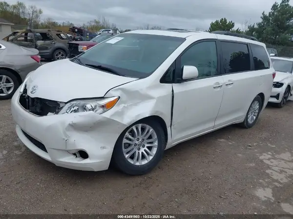 5TDYZ3DCXHS894645 2017 TOYOTA SIENNA - Image 2