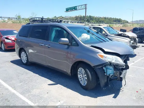 5TDYZ3DCXHS895701 2017 TOYOTA SIENNA - Image 1