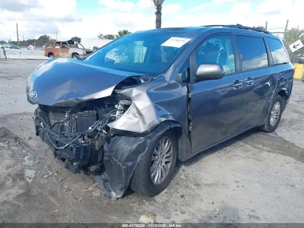 5TDYZ3DCXHS897173 2017 TOYOTA SIENNA - Image 2