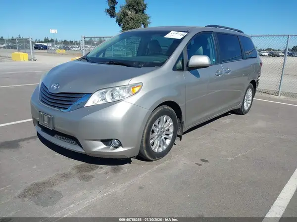 5TDYZ3DCXHS897786 2017 TOYOTA SIENNA - Image 2