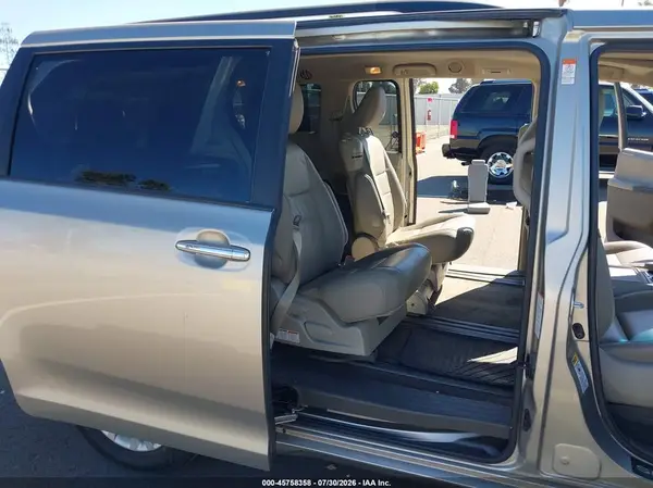 5TDYZ3DCXHS897786 2017 TOYOTA SIENNA - Image 8