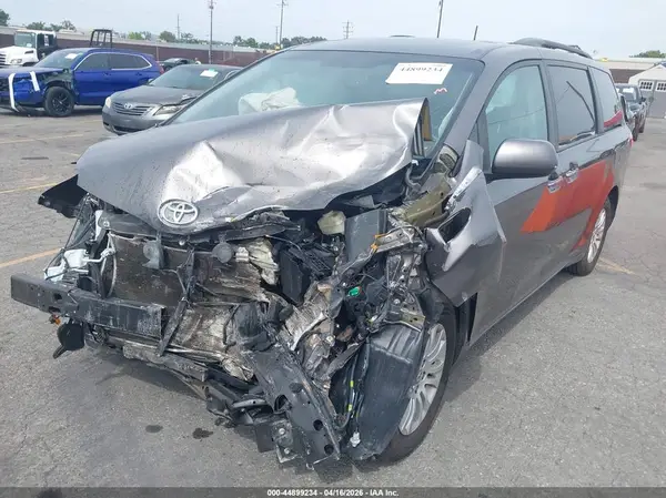 5TDYZ3DCXHS898629 2017 TOYOTA SIENNA - Image 2
