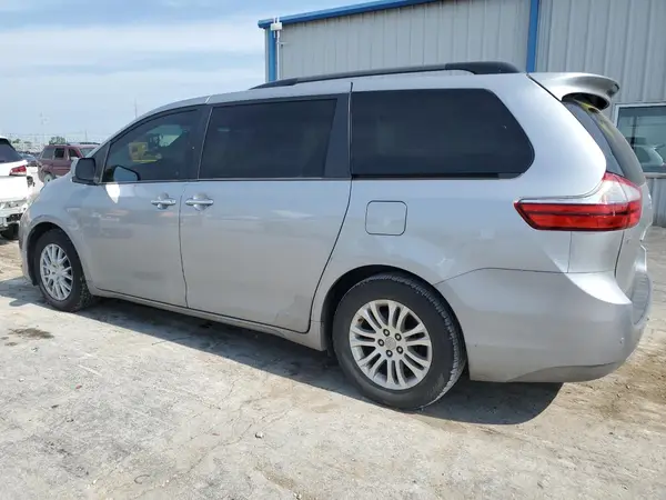 5TDYZ3DCXHS900539 2017 TOYOTA SIENNA - Image 2
