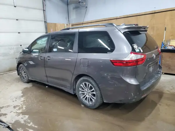 5TDYZ3DCXJS902166 2018 TOYOTA SIENNA - Image 2