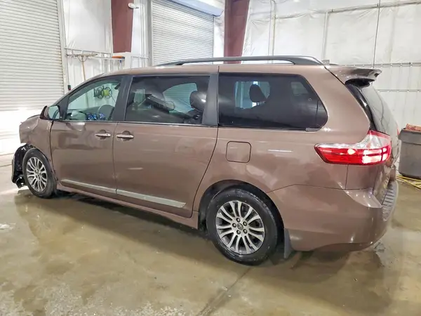 5TDYZ3DCXJS917699 2018 TOYOTA SIENNA - Image 2