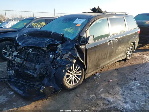 5TDYZ3DCXJS918058 2018 TOYOTA SIENNA - Image 2