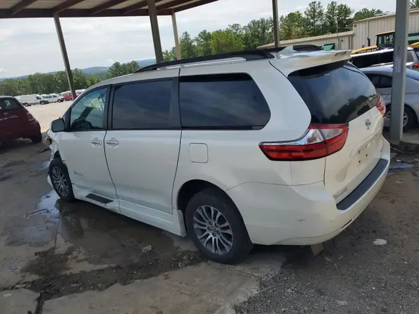 5TDYZ3DCXJS921509 2018 TOYOTA SIENNA - Image 2