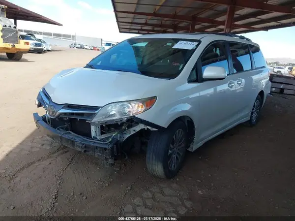 5TDYZ3DCXJS922157 2018 TOYOTA SIENNA - Image 2