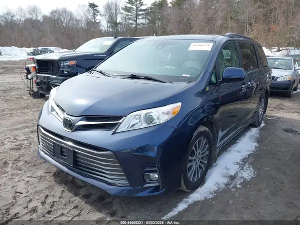 5TDYZ3DCXJS924278 2018 TOYOTA SIENNA - Image 2