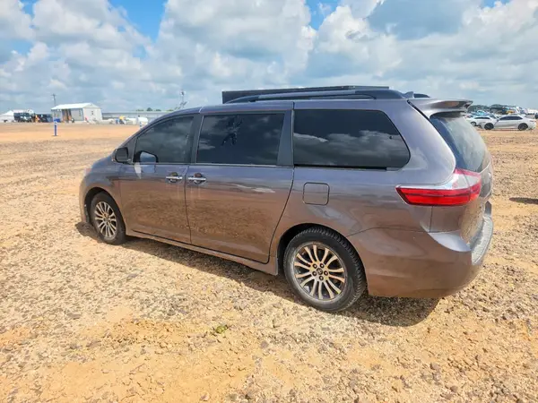 5TDYZ3DCXJS925169 2018 TOYOTA SIENNA - Image 2