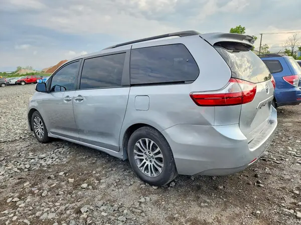 5TDYZ3DCXJS927018 2018 TOYOTA SIENNA - Image 2