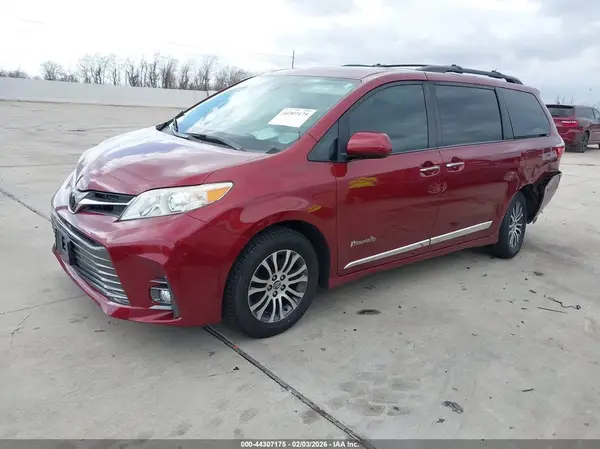 5TDYZ3DCXJS944143 2018 TOYOTA SIENNA - Image 2