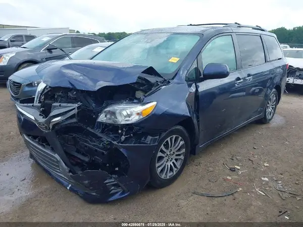 5TDYZ3DCXJS944854 2018 TOYOTA SIENNA - Image 2