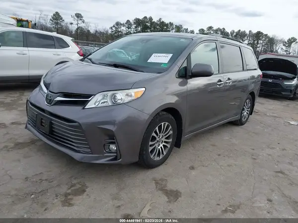 5TDYZ3DCXJS947379 2018 TOYOTA SIENNA - Image 2