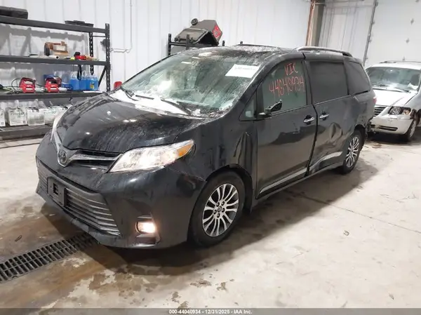 5TDYZ3DCXJS951884 2018 TOYOTA SIENNA - Image 2