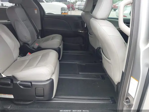 5TDYZ3DCXJS957944 2018 TOYOTA SIENNA - Image 8