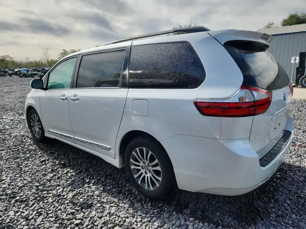 5TDYZ3DCXJS958074 2018 TOYOTA SIENNA - Image 2