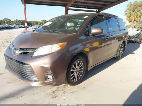 5TDYZ3DCXJS960357 2018 TOYOTA SIENNA - Image 2
