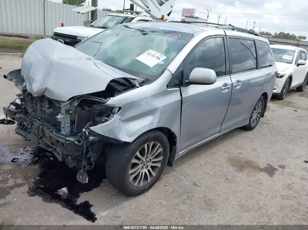 5TDYZ3DCXJS963453 2018 TOYOTA SIENNA - Image 2