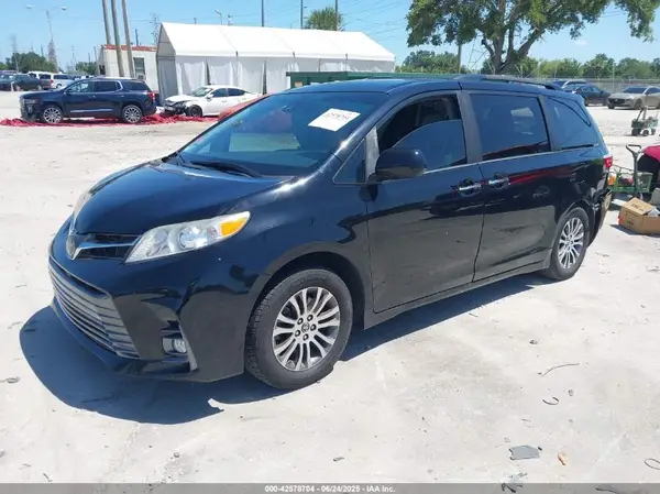 5TDYZ3DCXKS004233 2019 TOYOTA SIENNA - Image 2