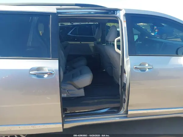 5TDYZ3DCXKS009920 2019 TOYOTA SIENNA - Image 8