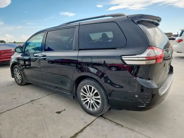 5TDYZ3DCXKS016057 2019 TOYOTA SIENNA - Image 2