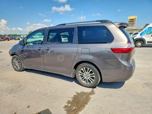 5TDYZ3DCXKS017192 2019 TOYOTA SIENNA - Image 2