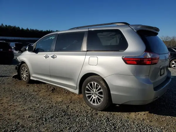 5TDYZ3DCXKS017967 2019 TOYOTA SIENNA - Image 2