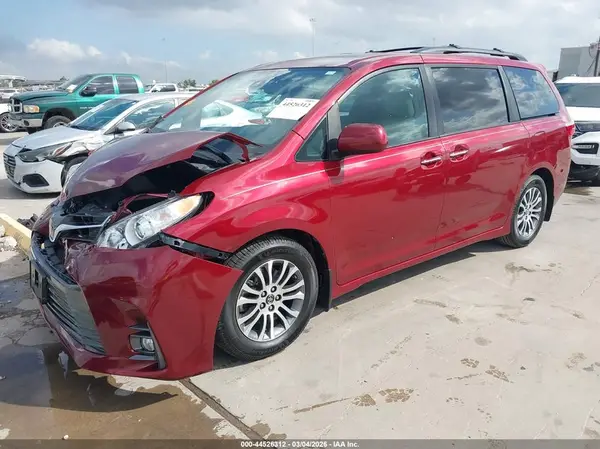 5TDYZ3DCXKS966015 2019 TOYOTA SIENNA - Image 2