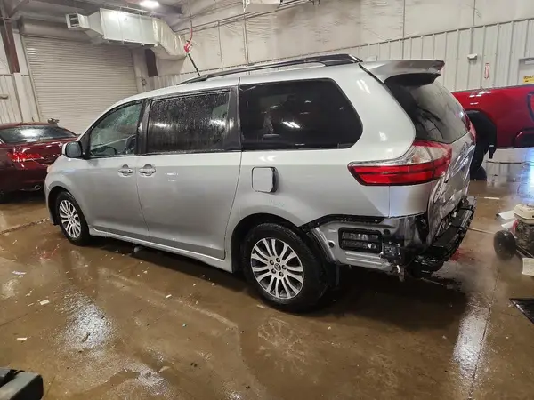 5TDYZ3DCXKS973143 2019 TOYOTA SIENNA - Image 2