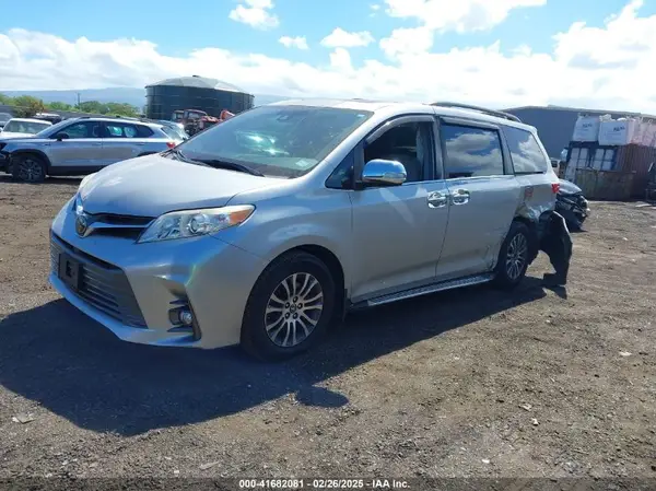 5TDYZ3DCXKS977693 2019 TOYOTA SIENNA - Image 2