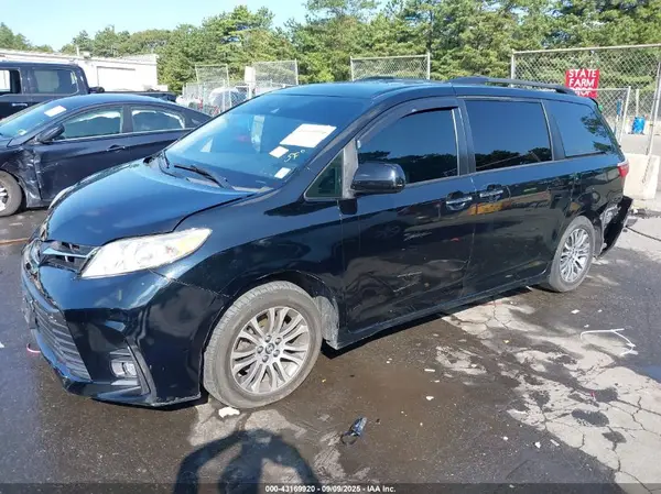5TDYZ3DCXKS979976 2019 TOYOTA SIENNA - Image 2