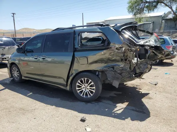 5TDYZ3DCXKS988354 2019 TOYOTA SIENNA - Image 2