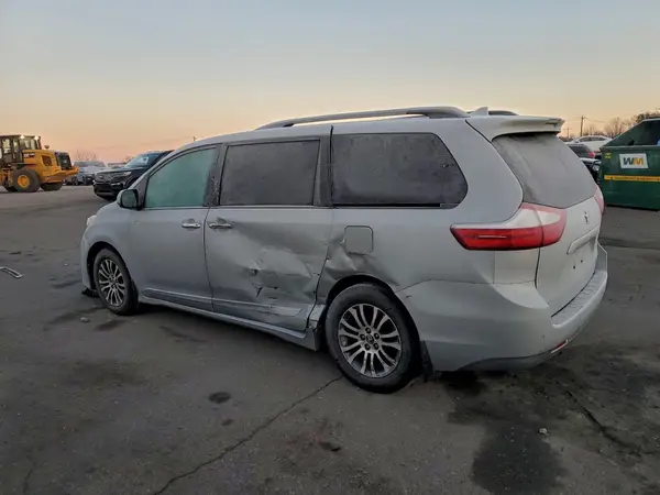 5TDYZ3DCXKS994669 2019 TOYOTA SIENNA - Image 2