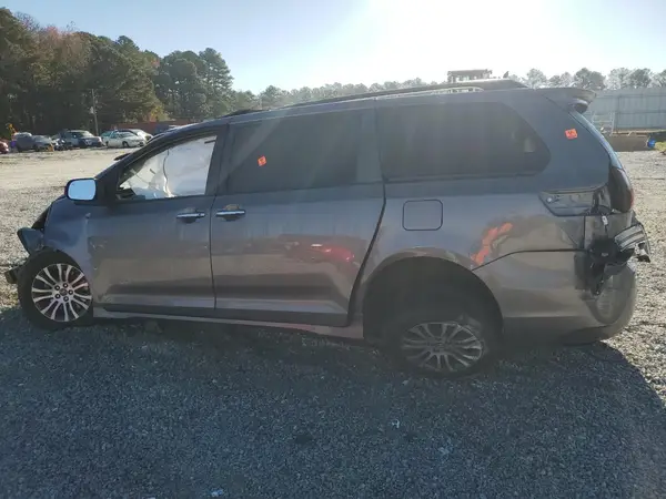 5TDYZ3DCXKS995644 2019 TOYOTA SIENNA - Image 2