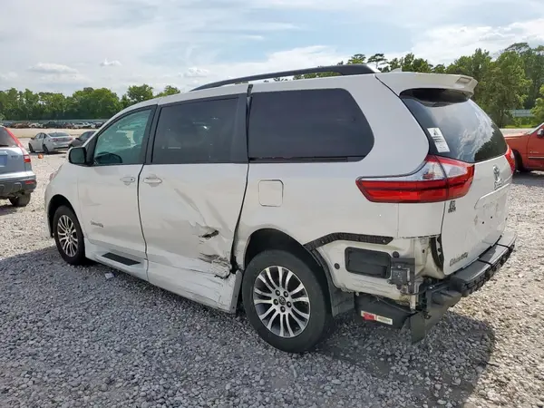 5TDYZ3DCXKS997569 2019 TOYOTA SIENNA - Image 2