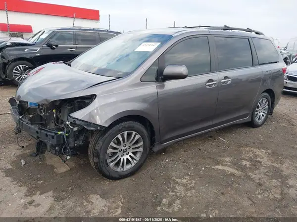5TDYZ3DCXLS079225 2020 TOYOTA SIENNA - Image 2