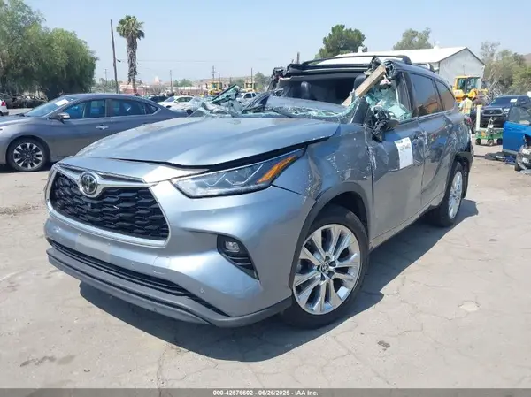5TDYZRAH1NS096422 2022 TOYOTA HIGHLANDER - Image 2