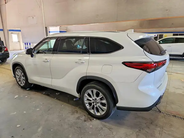 5TDYZRAH2MS056431 2021 TOYOTA HIGHLANDER - Image 2