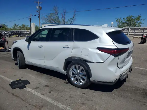 5TDYZRAH2NS100834 2022 TOYOTA HIGHLANDER - Image 2
