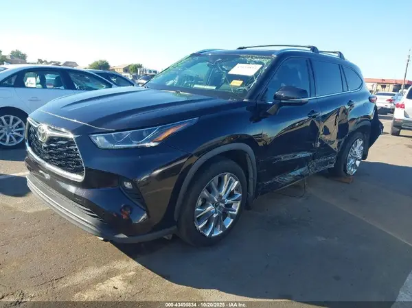 5TDYZRAH3NS102866 2022 TOYOTA HIGHLANDER - Image 2