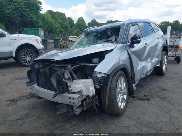 5TDYZRAH4LS024319 2020 TOYOTA HIGHLANDER - Image 2
