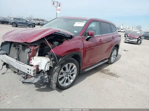 5TDYZRAH5MS532185 2021 TOYOTA HIGHLANDER - Image 2