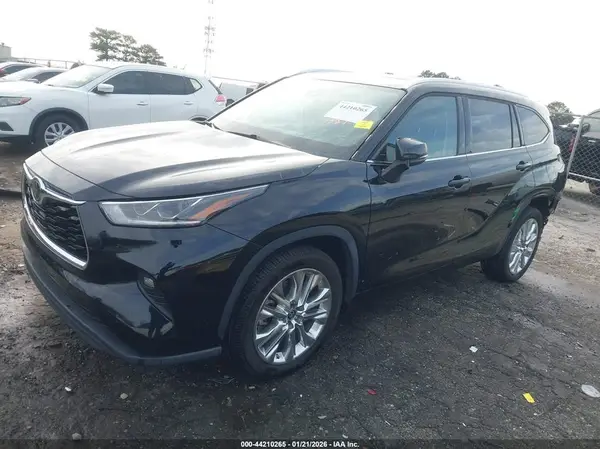 5TDYZRAH6MS526153 2021 TOYOTA HIGHLANDER - Image 2