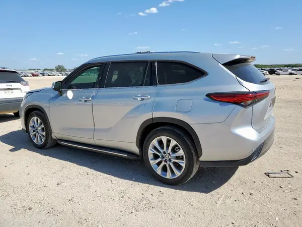 5TDYZRAH6NS098313 2022 TOYOTA HIGHLANDER - Image 2