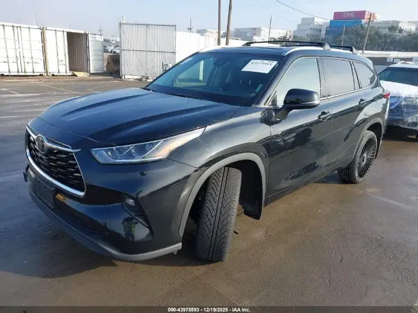 5TDYZRAH6NS143069 2022 TOYOTA HIGHLANDER - Image 2