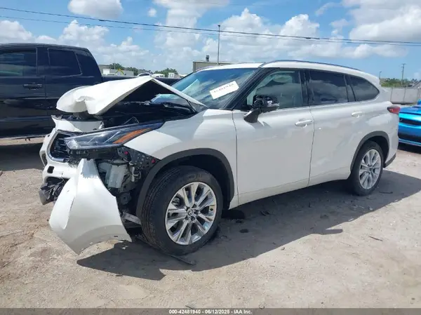 5TDYZRAH7MS530051 2021 TOYOTA HIGHLANDER - Image 2