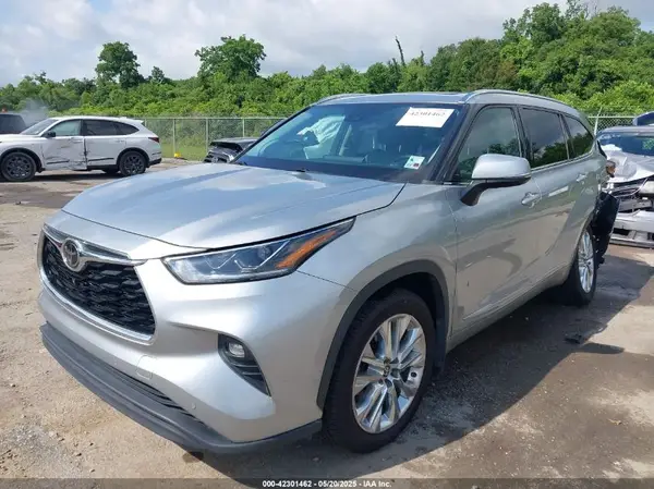 5TDYZRAH9LS003188 2020 TOYOTA HIGHLANDER - Image 2