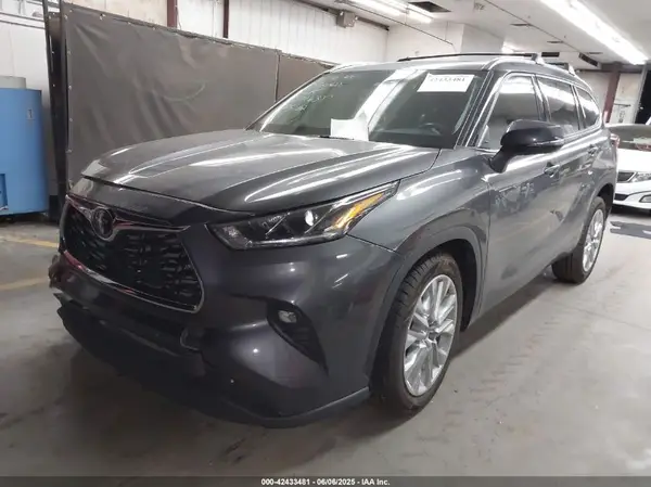 5TDYZRAH9NS541635 2022 TOYOTA HIGHLANDER - Image 2