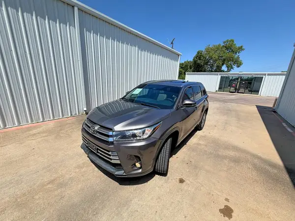 5TDYZRFH0HS188103 2017 TOYOTA HIGHLANDER - Image 2